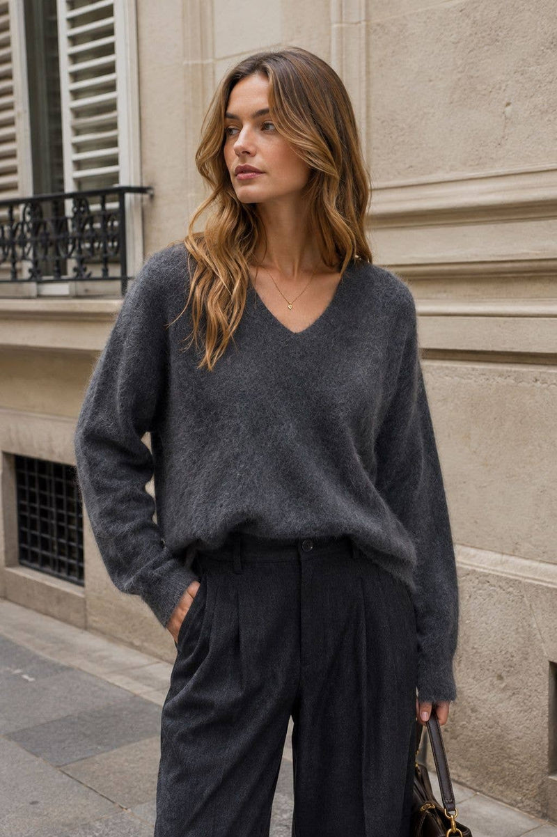 V-neck Pullover in Cashmere, Wool & Silk: Darth Gray / One size