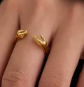 The Hug Ring- Stainless Steel Gold Ring 18K Gold- Hand: 6