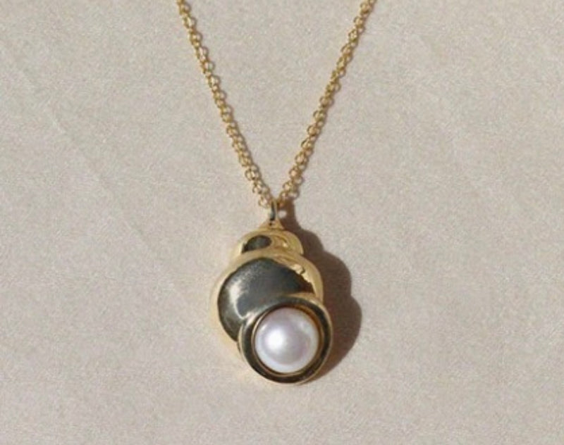 Isansku shell with pearl necklace